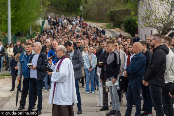 Mnoštvo vjernika na Putu križa u Grudama (FOTO/VIDEO)
