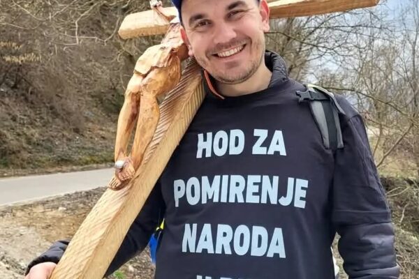 Ljubušak Josip Jelinić: Hodočasnik mira na završetku svog 1030 kilometara dugog puta kroz Bosnu i Hercegovinu