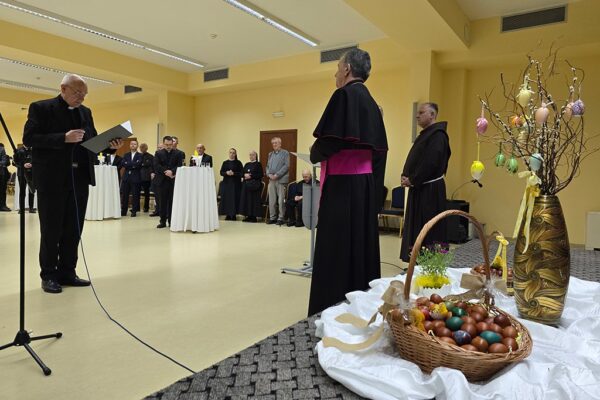 Čestitanje Uskrsa vrhbosanskom nadbiskupu Tomi Vukšiću