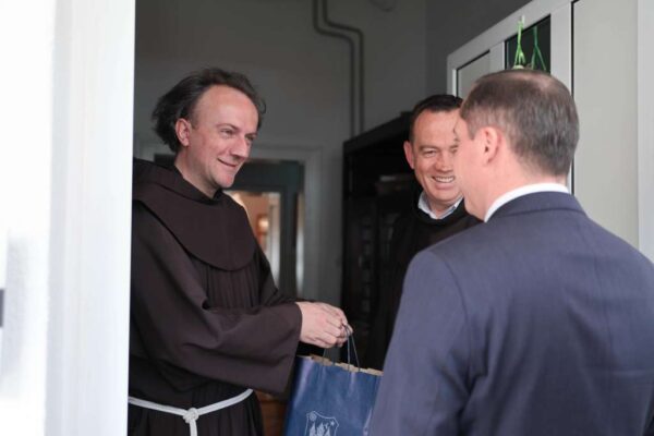 Gradonačelnik Sedić uoči Uskrsa posjetio Župu sv. Ante Padovanskog - Hrvatski Medijski Servis - Sad znam više!