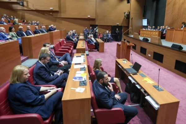 Hrvatska: Saborski zastupnici i članovi Vlade odali počast papi Franji