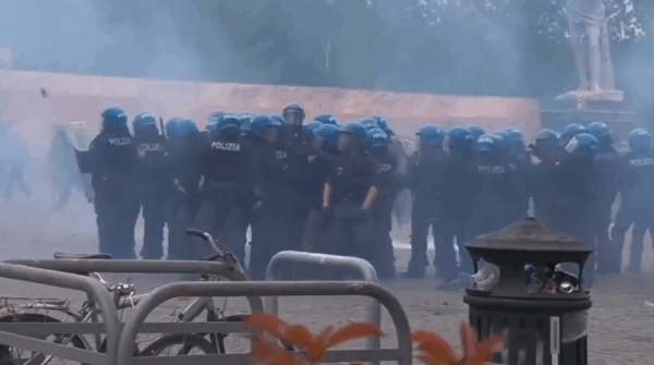 UOČI DERBIJA Velika tučnjava policije i huligana, ozlijeđene 24 osobe