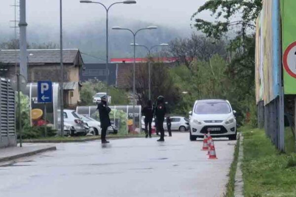 Duge cijevi i dalje oko cijele zgrade Vlade RS u Istočnom Sarajevu