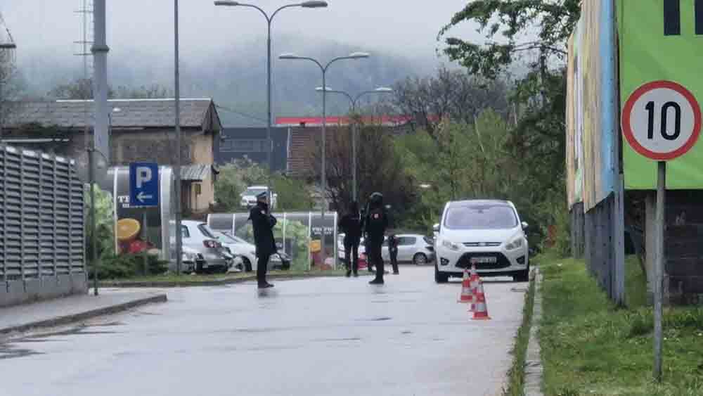 Duge cijevi i dalje oko cijele zgrade Vlade RS u Istočnom Sarajevu