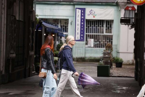 Sutra pretežno sunčano, poslije podne porast naoblake praćen pljuskovima i grmljavinom
