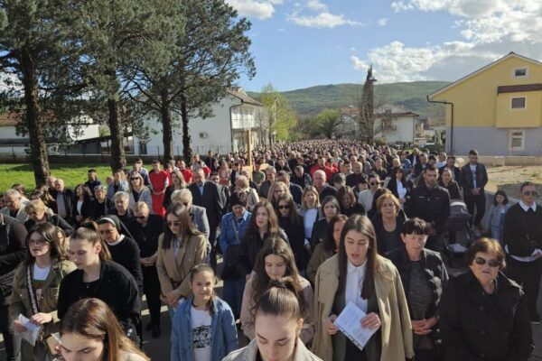 Kočerin: Vjernici molitvom i pjesmom pratili Isusovu muku Kočerin: Vjernici molitvom i pjesmom pratili Isusovu muku