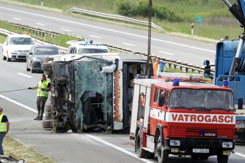 Policija: Dvije osobe poginule u sudaru autobusa i osobnog vozila na A3 kod Popovače