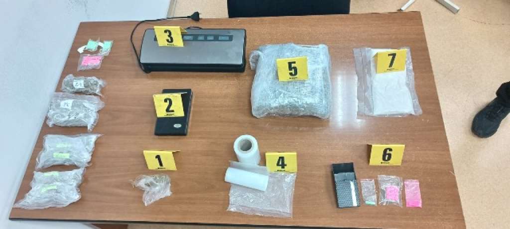 Policija pretresla kuću u Bugojnu: Pronađen pištolj i veća količina droge