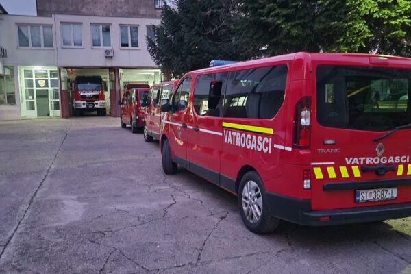 Vatrogasci izvlačili ozlijeđenog vozača u Rodoču nakon prometne nesreće