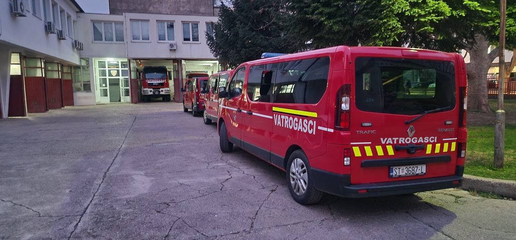 Vatrogasci izvlačili ozlijeđenog vozača u Rodoču nakon prometne nesreće