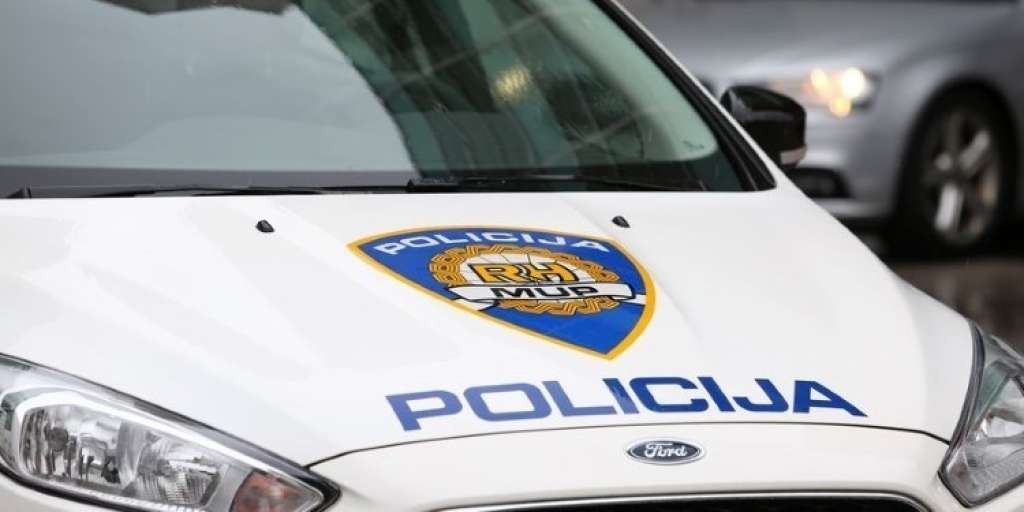Policajac teško ozlijeđen nakon što ga je bjegunac  gurnuo s krovišta