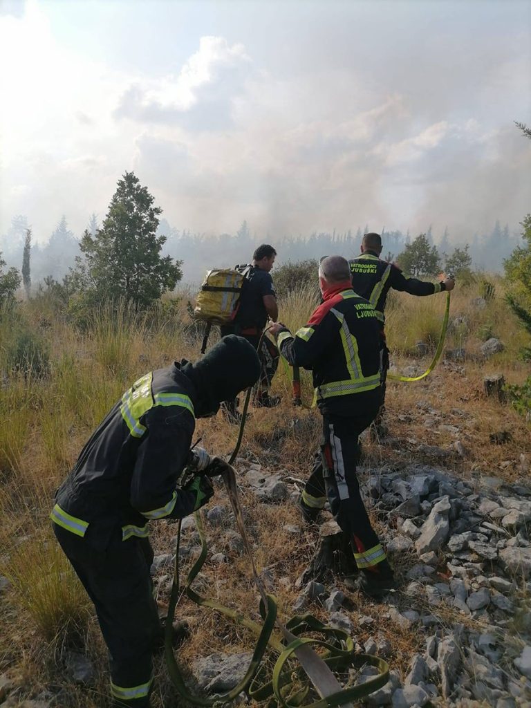 Požar u Ljubuškom gasilo 16 vatrogasaca