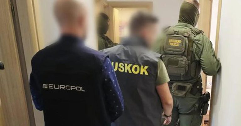 Razbijena kriminalna mreža: Migranti u BiH stizali avionom iz Istanbula, pa prevoženi do hrvatske granice