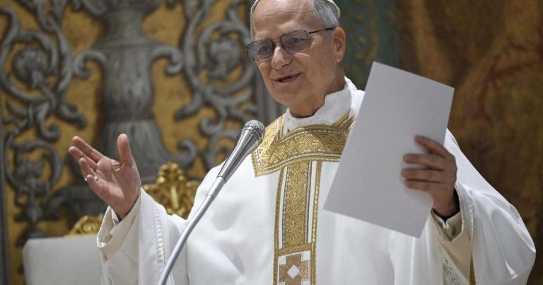 Papa Lav se ispričao nakon što je slučajno udario kamermana