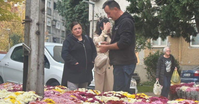 I običaji sjećanja na mrtve spajaju ljude, mnogi došli iz inozemstva obići grobove najmilijih