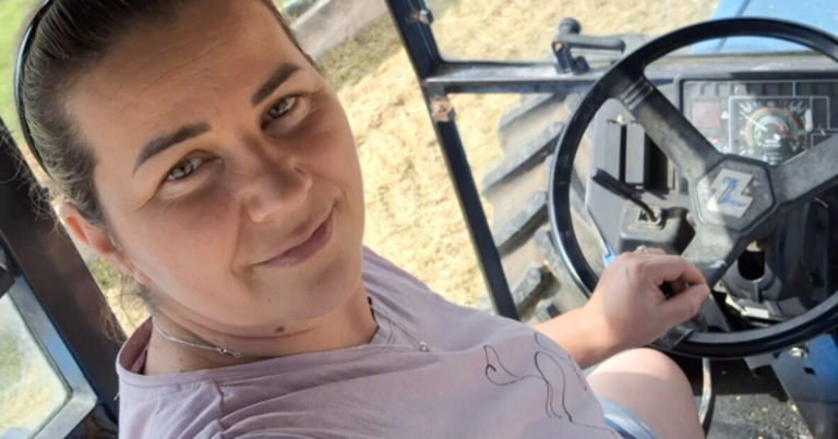 Ima farmu sa 60 muznih krava, vozi traktor, a u grad, kaže, ne bi nikada