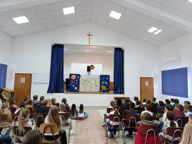 OŠ Čerin: Učenici uživali u lutkarskoj predstavi „Put oko svijeta”
