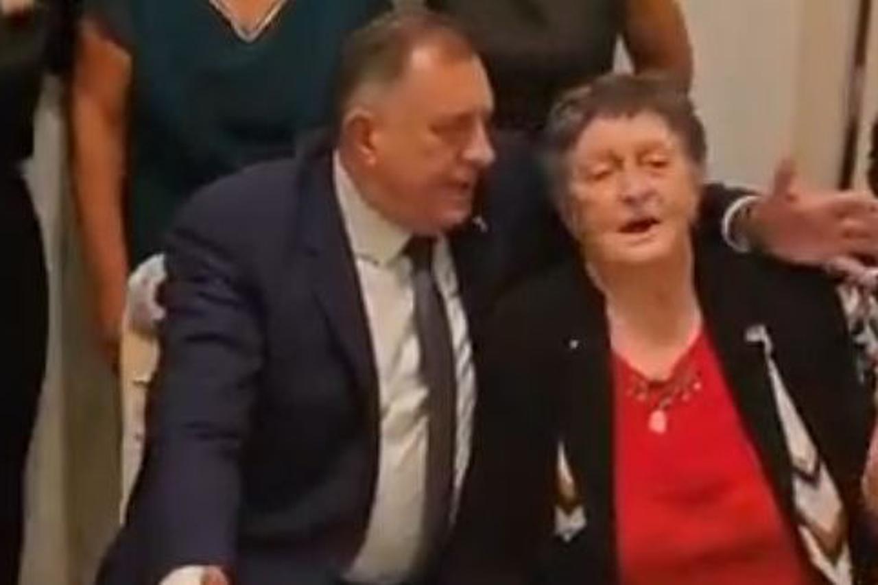 Milorad Dodik u društvu majke pjeva