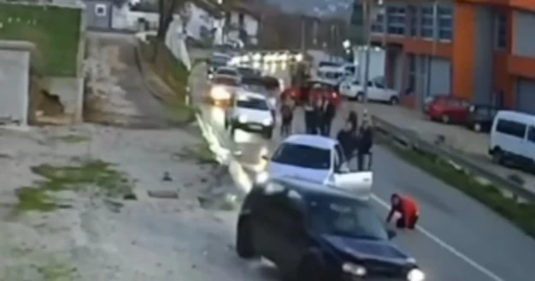 VIDEO Nevjerojatne scene: Izazvao udes, pa tuču, a onda suvozač krenuo gaziti ljude?!