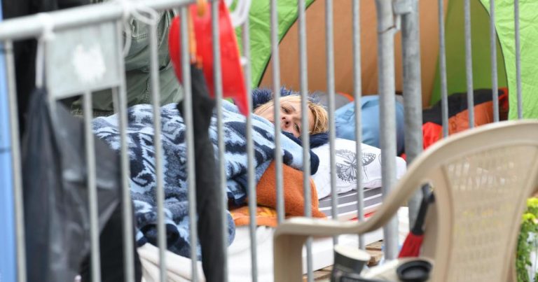 VIDEO Morbidno! Majci koja štrajka glađu zbog smrti djeteta pustili pjesmu ‘Pošla majka sina da potraži’