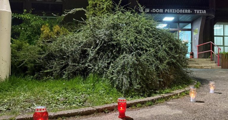 Sablasna tišina ispred Doma u Tuzli: Ispred zapaljene svijeće za 12 žrtava