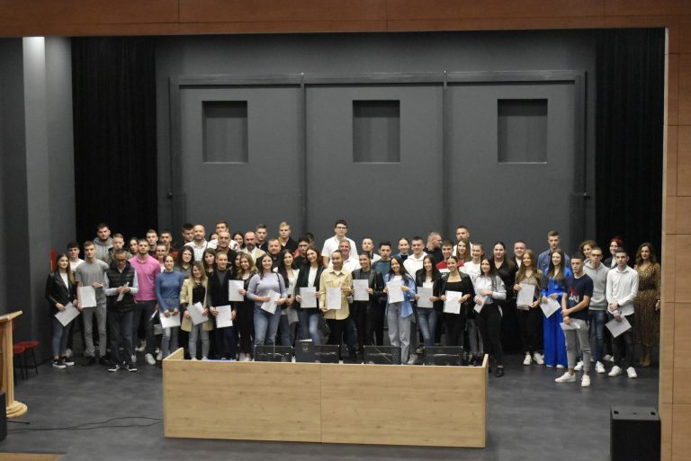 Javni poziv za dodjelu jednokratnih financijskih potpora studentima viših godina Grada Ljubuškog za akademsku 2025./2026. godinu