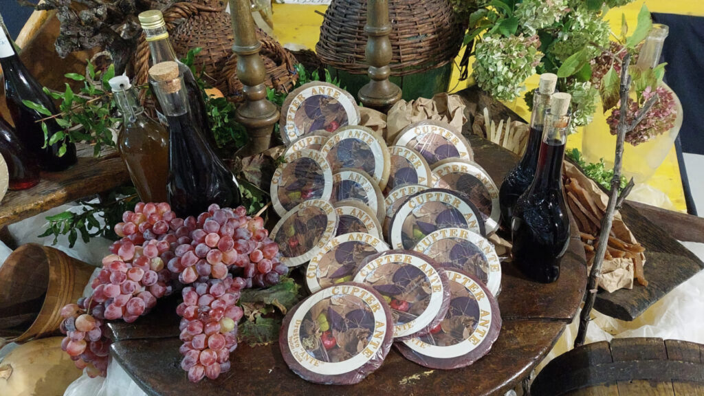 • alt="Sajam ćuptera Tepčići 2025 – degustacija i kulturni program" • alt="Hercegovački ćupter – tradicionalni proizvod s oznakom zemljopisnog podrijetla" • alt="Posjetitelji Sajma ćuptera u Tepčićima 2025"