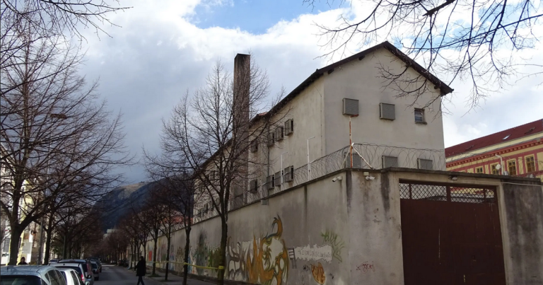 Policija traga za odbjeglim pritvorenikom