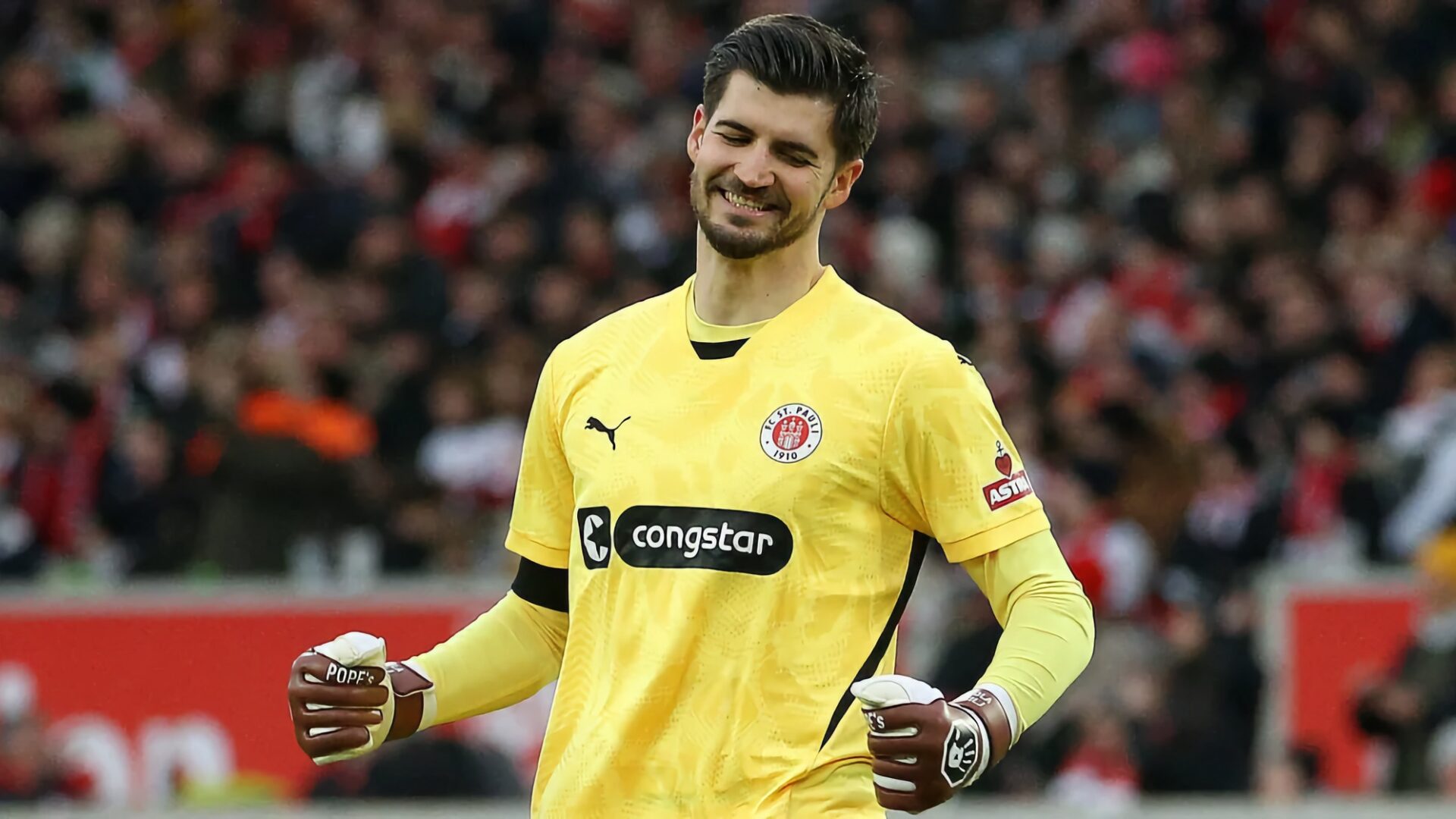 Nikola Vasilj vratar St. Paulija tijekom utakmice Bundeslige brani udarac protivnika